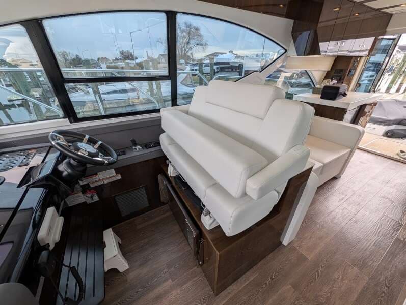 2022 Cruisers Yachts 54 Cantius