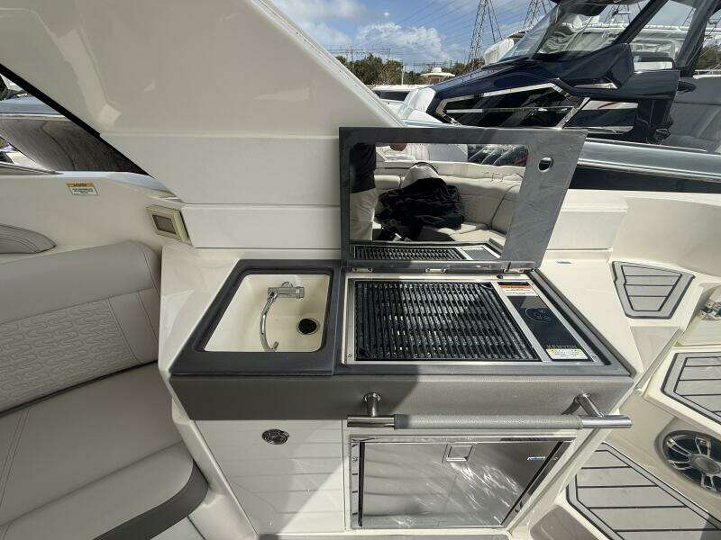 2020 Sea Ray 350 SLX Outboard
