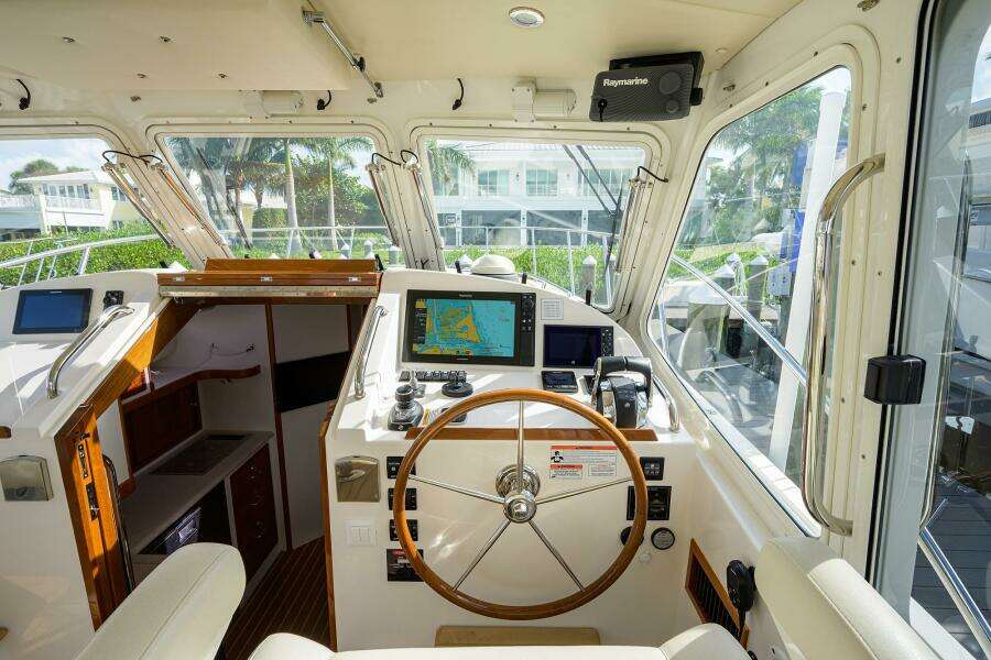 MJM 43 Scout - Exterior Helm