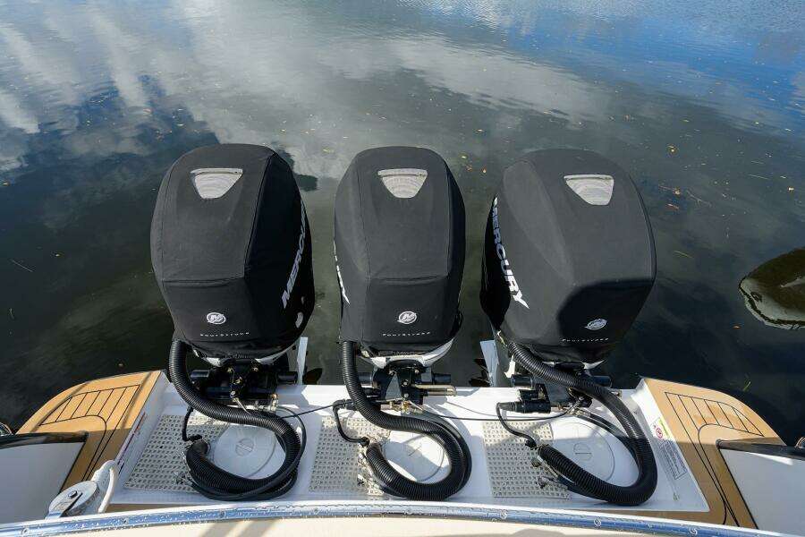 MJM 43 Scout - Exterior Engines