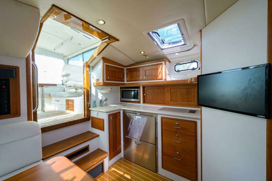 MJM 43 Scout - Interior Cabin