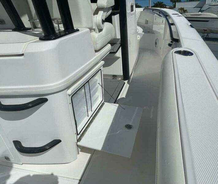 Everglades 335 Center Console -
