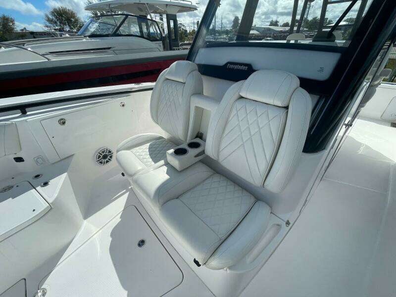 Everglades 335 Center Console -