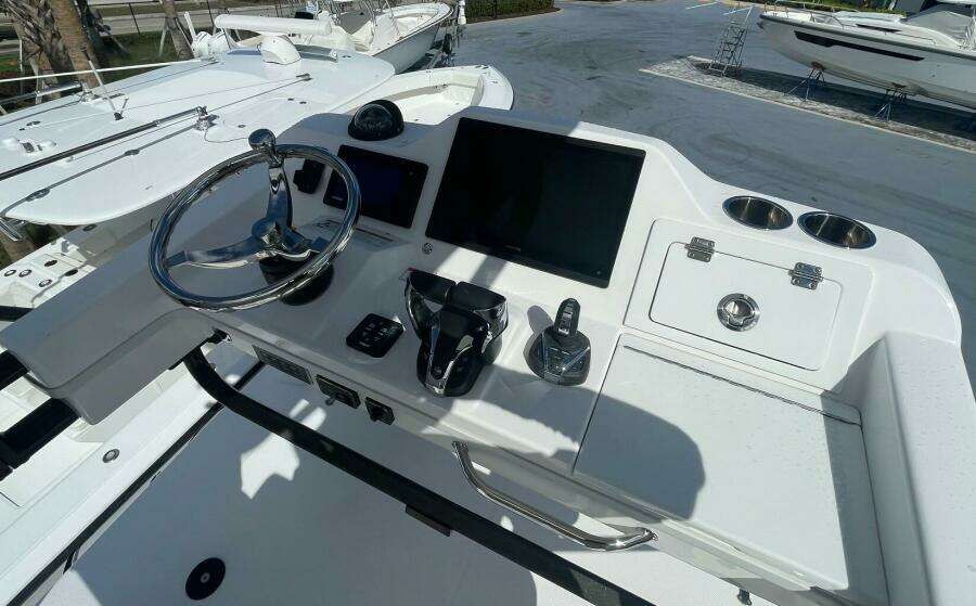 Everglades 335 Center Console -