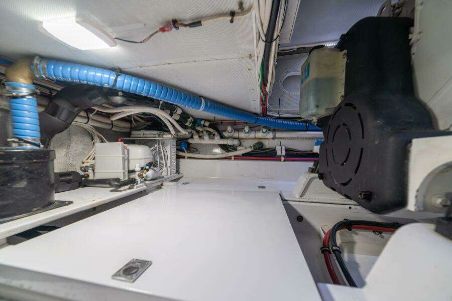 1991 Gamefisherman 40 Convertible "Sabe Nada" - Engine Room