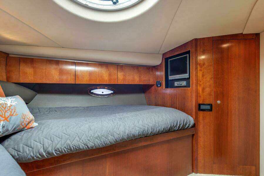 2005 50' Cruisers 500 Express Gratitude VIP Stateroom (2)