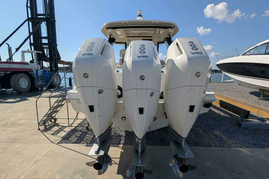 2024 Boston Whaler 350 Realm