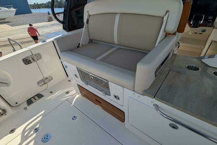 2024 Boston Whaler 350 Realm