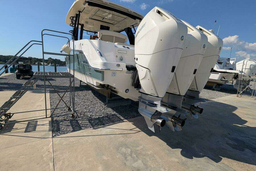 2024 Boston Whaler 350 Realm