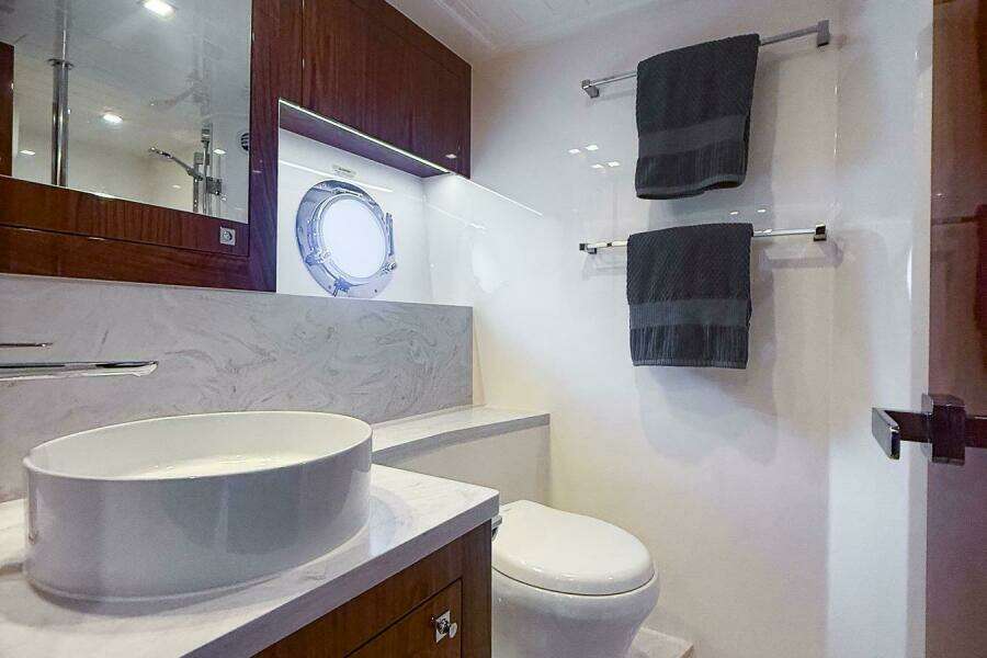 2021 Riviera 5400 Sport Yacht Platinum Edition