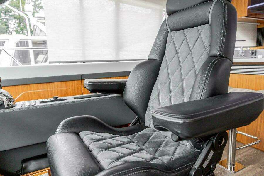 2021 Riviera 5400 Sport Yacht Platinum Edition