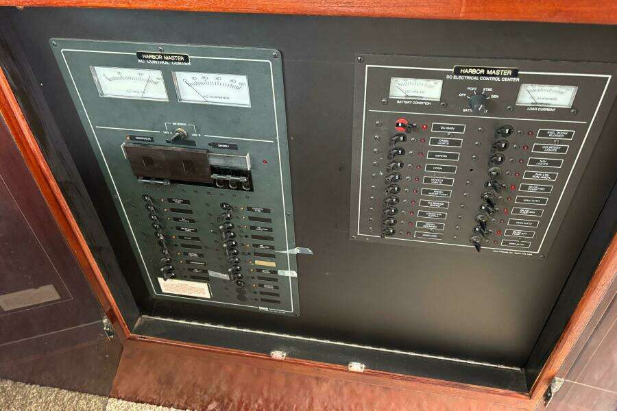 1994 Harbor Master 52 Coastal Cruiser