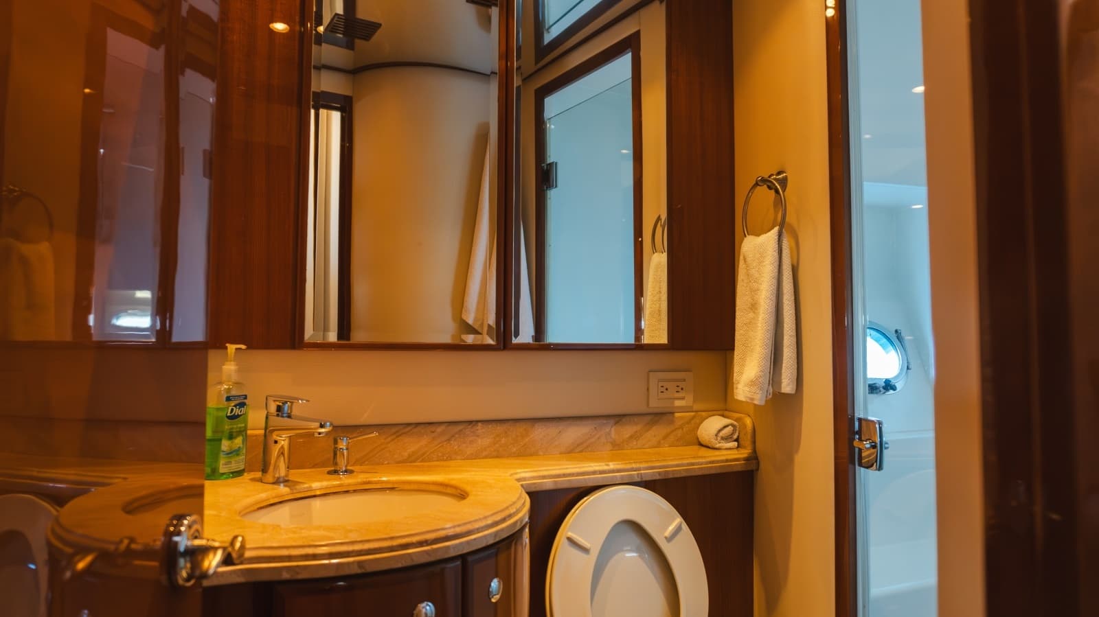 2012 McKinna 69 Skylounge