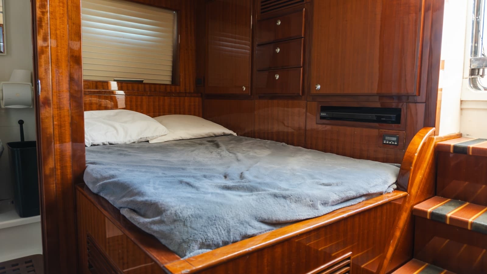 2012 McKinna 69 Skylounge