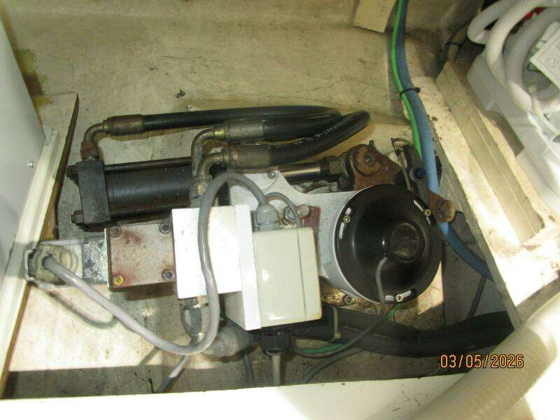 42' Grand Banks starboard stabilizer head