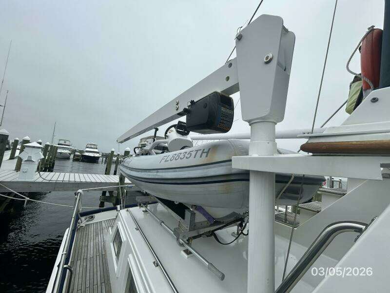 42' Grand Banks tender davit2