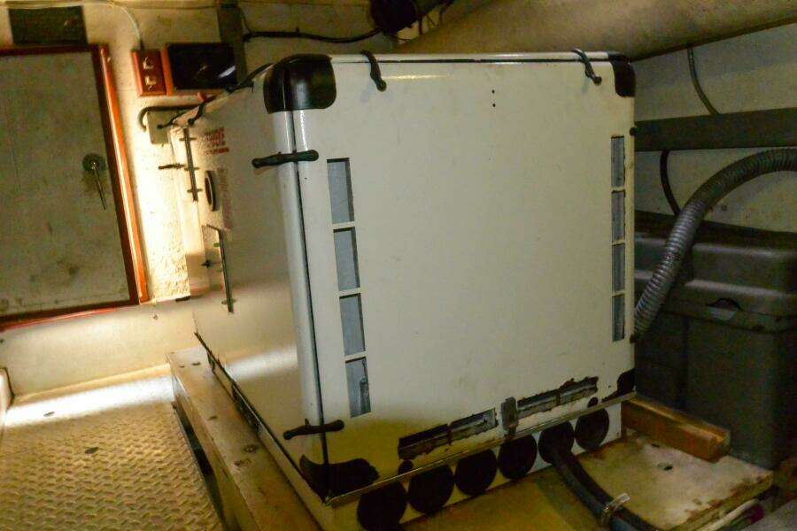 Engine room generator 