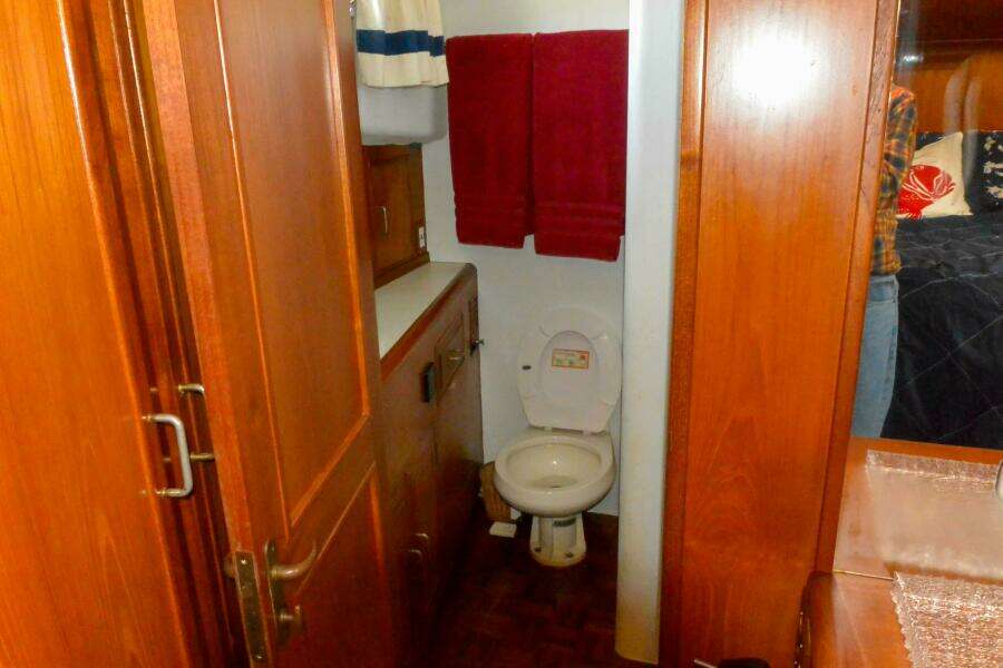 Master stateroom private head & shower 