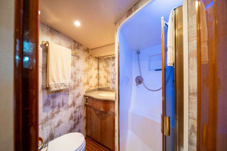 2006 Viking 52 Convertible