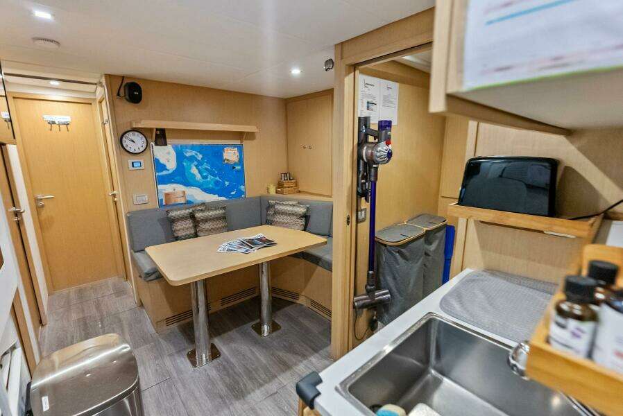 2023 Custom Line 33 Navetta