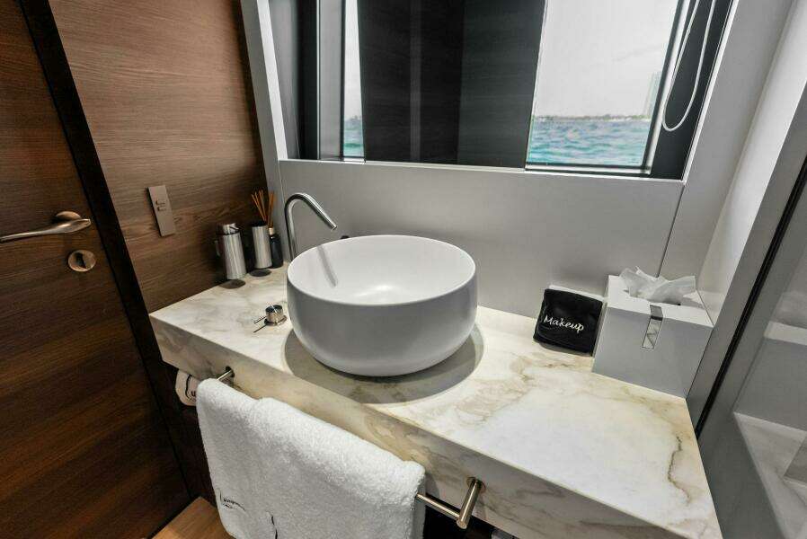 2023 Custom Line 33 Navetta