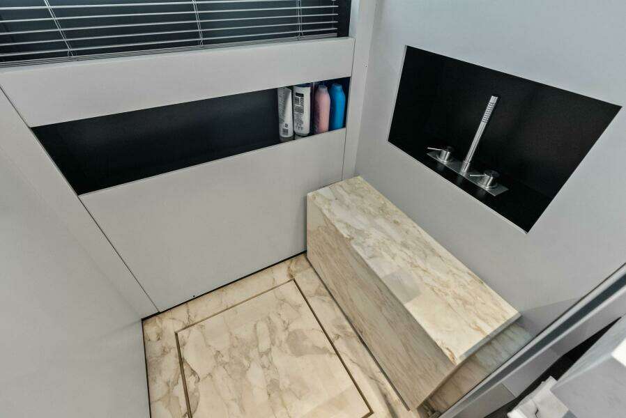 2023 Custom Line 33 Navetta