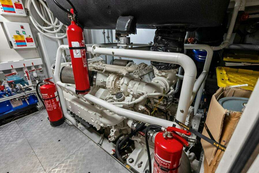 2023 Custom Line 33 Navetta