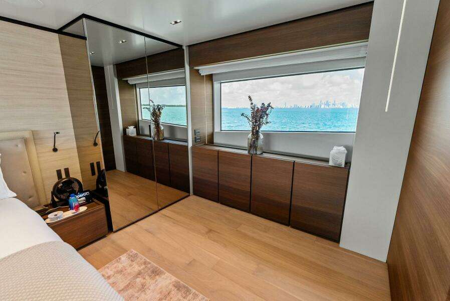 2023 Custom Line 33 Navetta