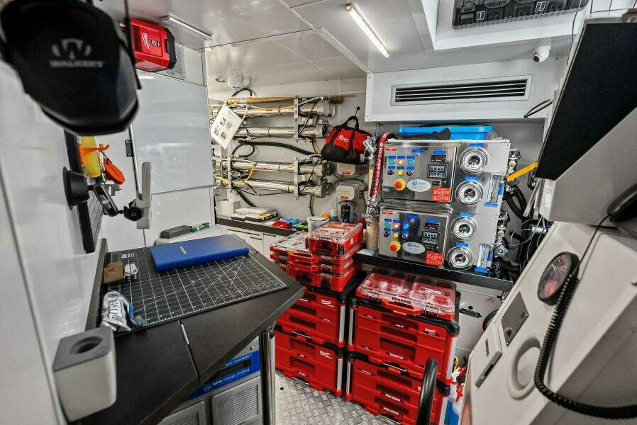 2023 Custom Line 33 Navetta