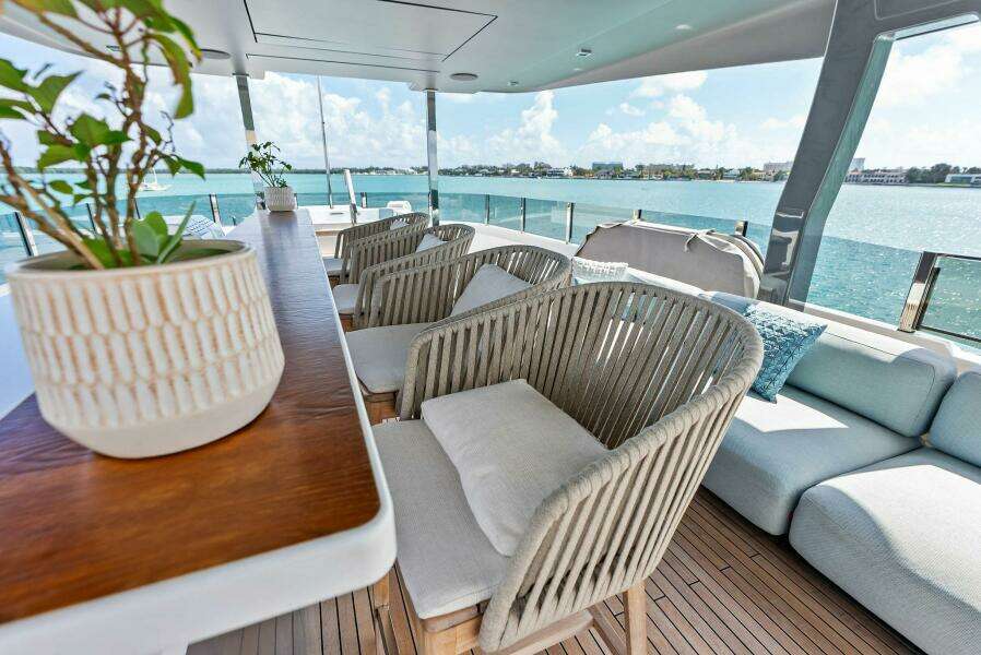 2023 Custom Line 33 Navetta