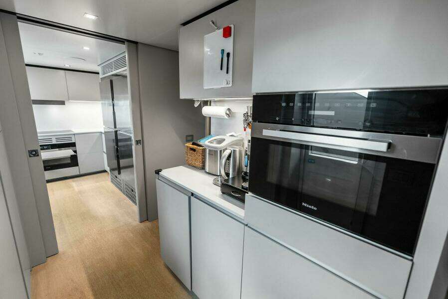 2023 Custom Line 33 Navetta