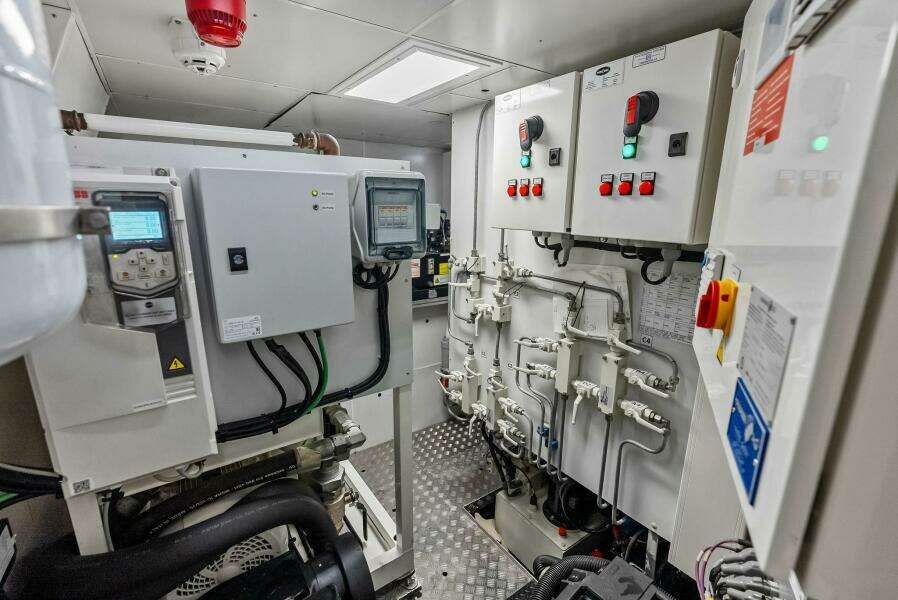 2023 Custom Line 33 Navetta