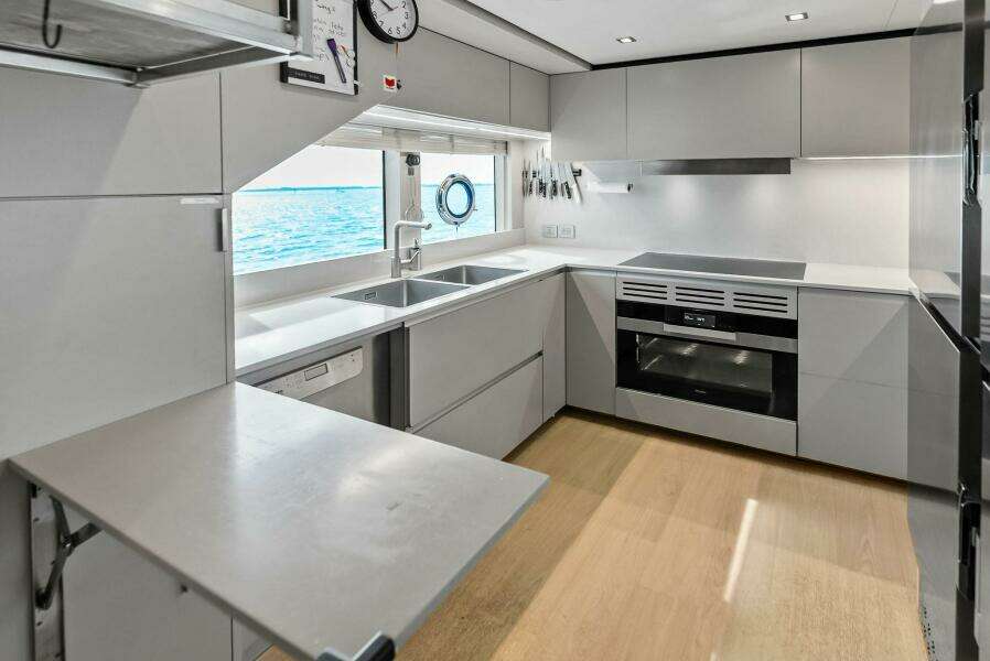 2023 Custom Line 33 Navetta