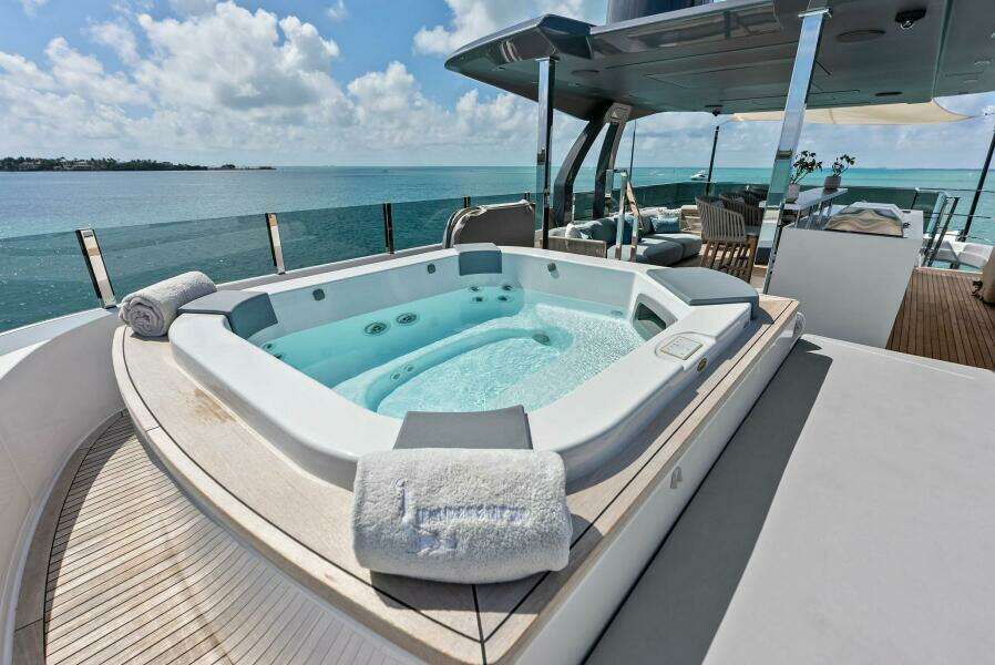 2023 Custom Line 33 Navetta