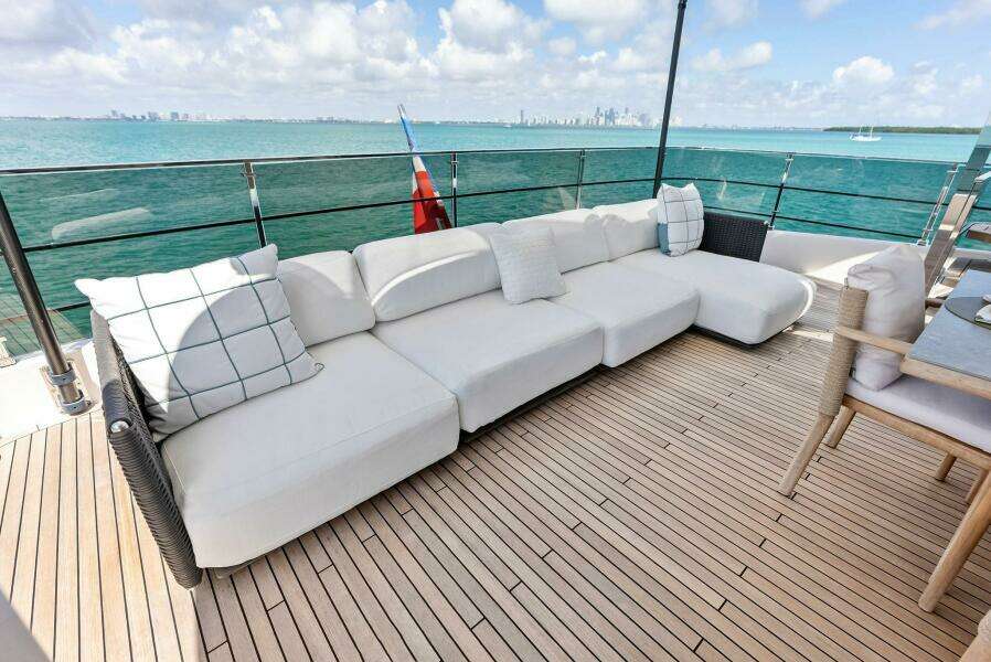 2023 Custom Line 33 Navetta