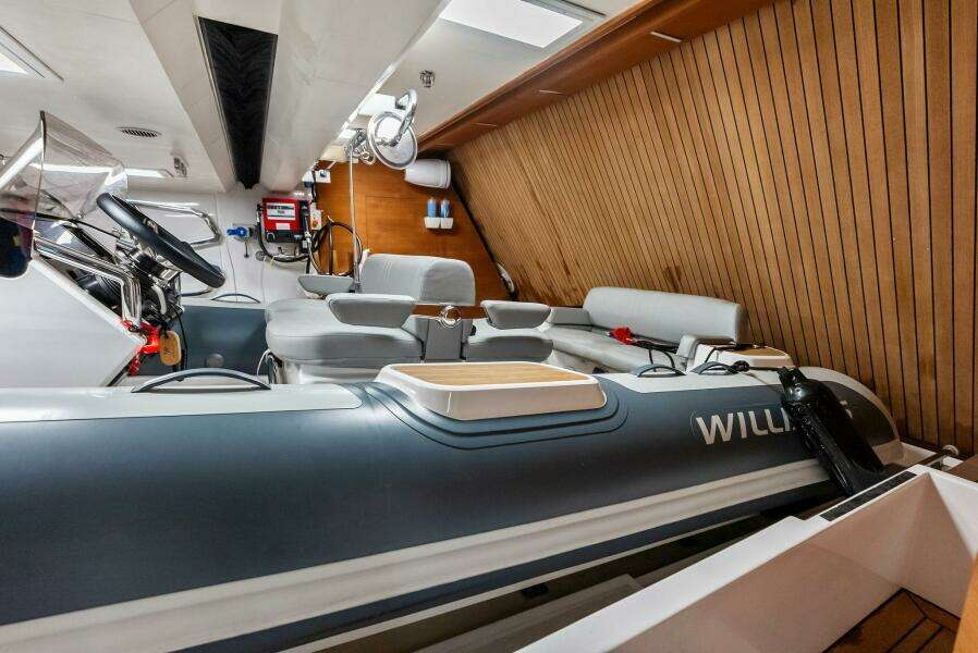 2023 Custom Line 33 Navetta