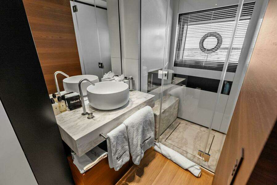 2023 Custom Line 33 Navetta