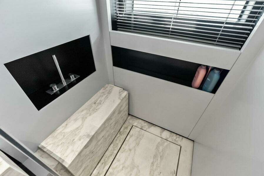 2023 Custom Line 33 Navetta