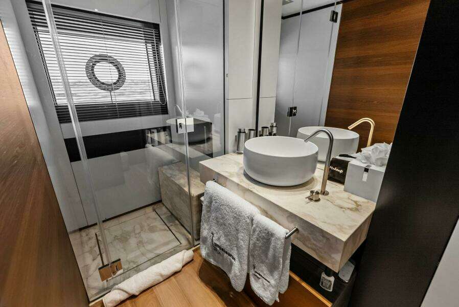 2023 Custom Line 33 Navetta