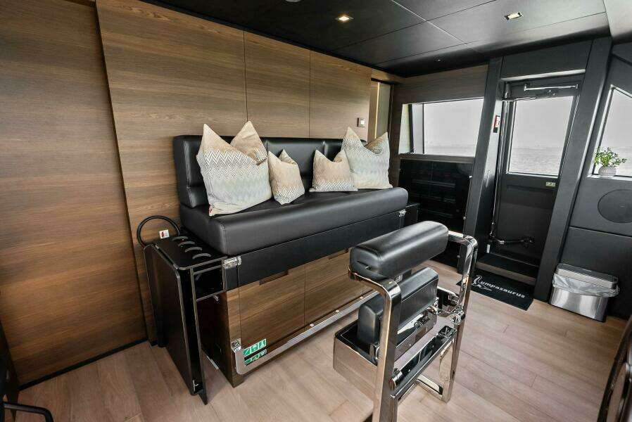 2023 Custom Line 33 Navetta