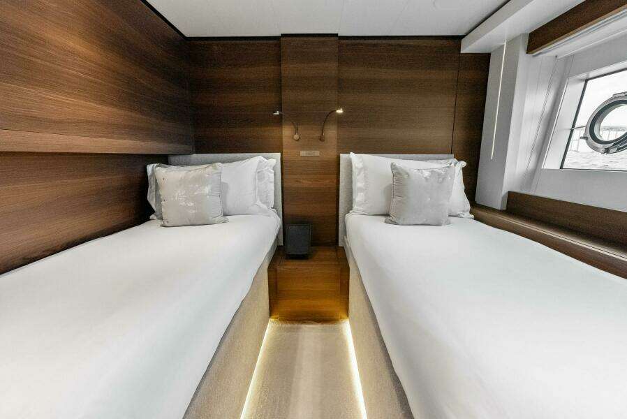 2023 Custom Line 33 Navetta