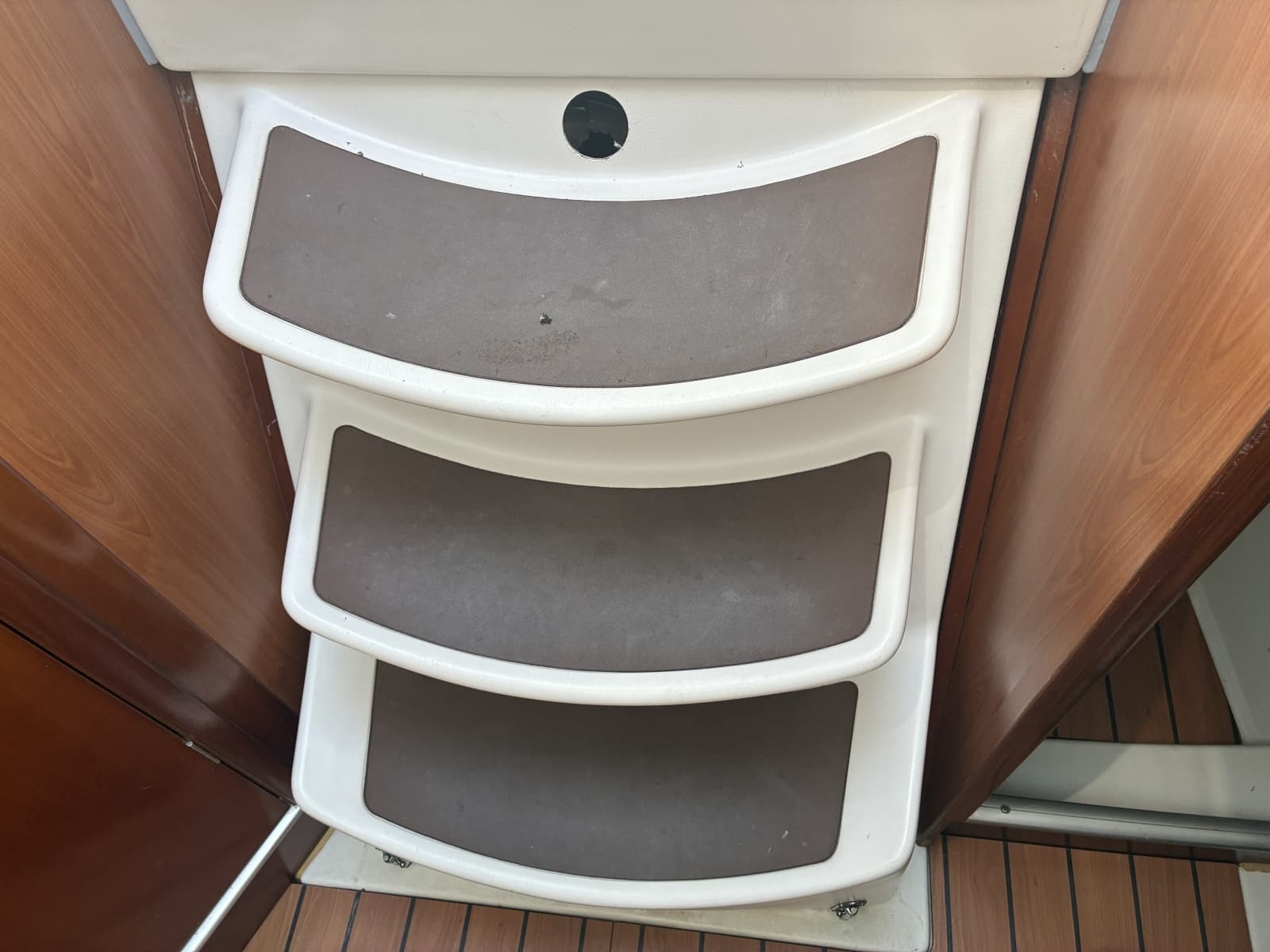 2003 Beneteau Oceanis 311 - Companion way steps
