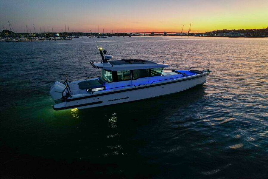 2022 Axopar 37 XC Cross Cabin