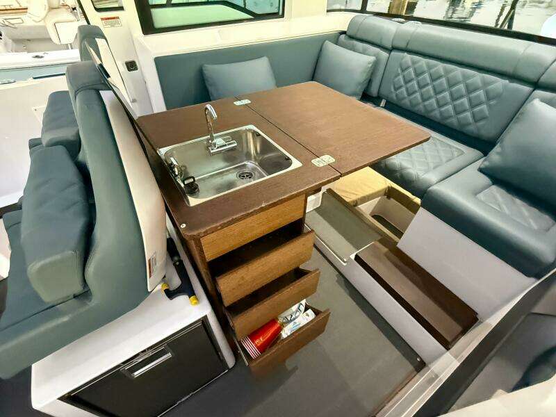 2022 Axopar 37 XC Cross Cabin
