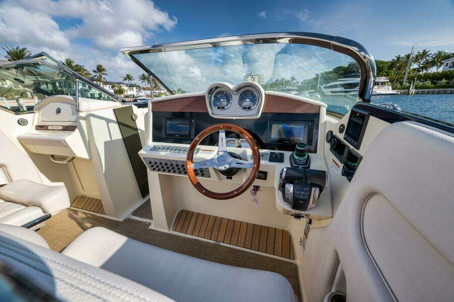 Chris-Craft 34 - 2LW - Helm
