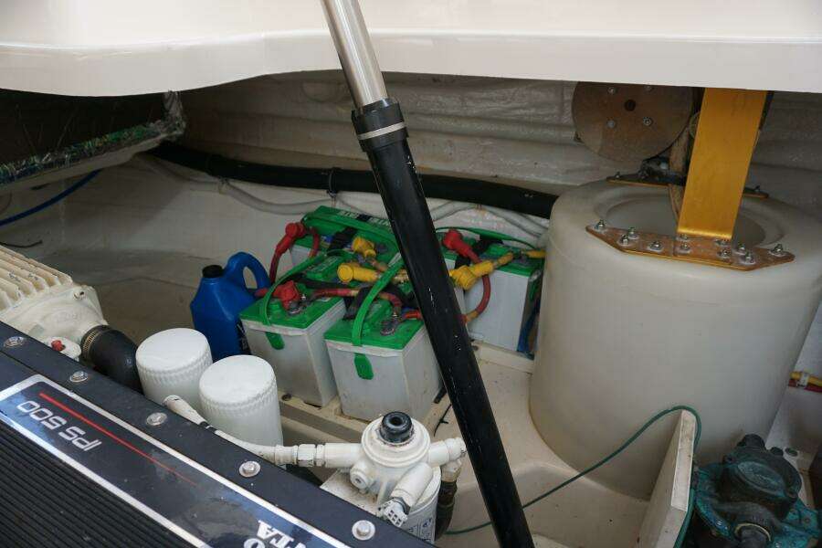 2007 39 Tiara Yachts 3900 Sovran The Pearl Engine Room (3)