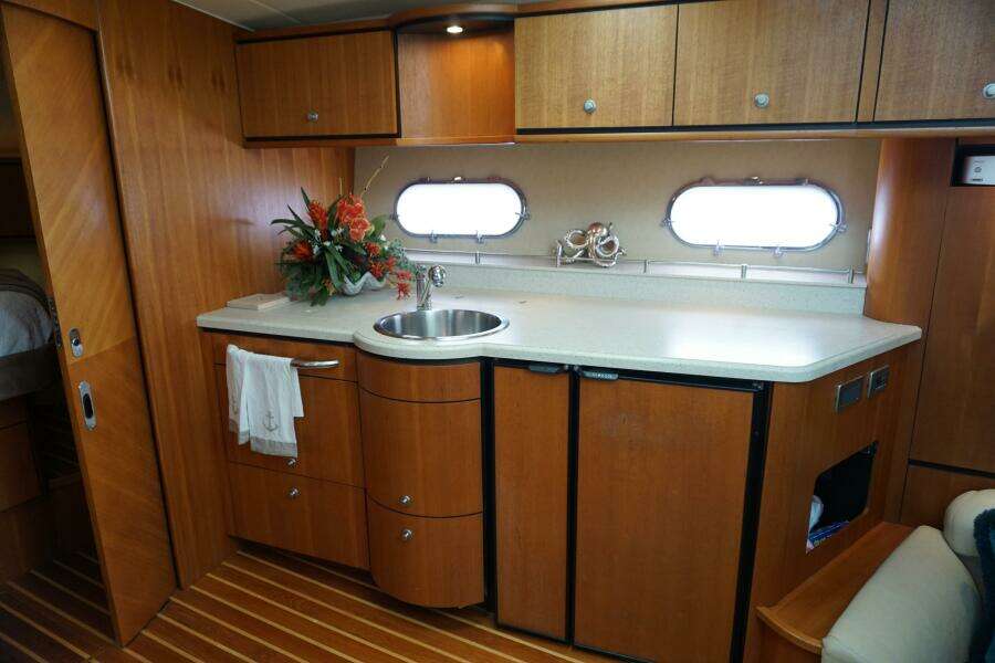 2007 39 Tiara Yachts 3900 Sovran The Pearl Galley (1)