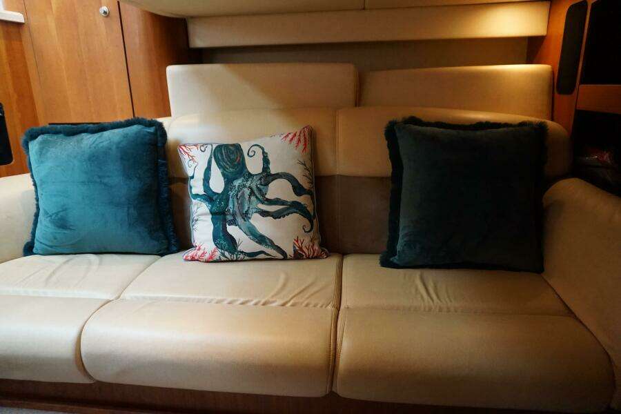 2007 39 Tiara Yachts 3900 Sovran The Pearl Aft Media Room (1)