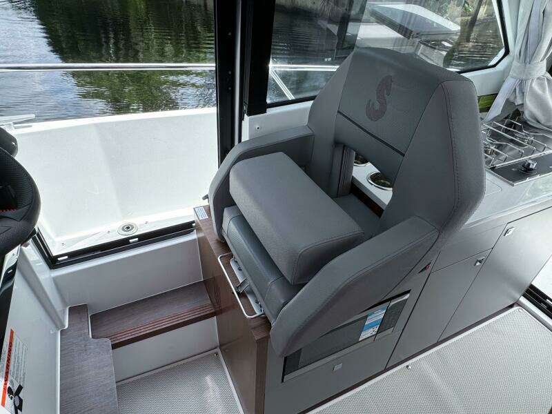 2026 Beneteau Antares 9