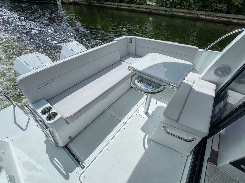 2026 Beneteau Antares 9